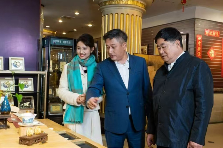 （5）2024年11月18日 前故宫博物院园长单霁翔走进金箔 - 副本.jpg